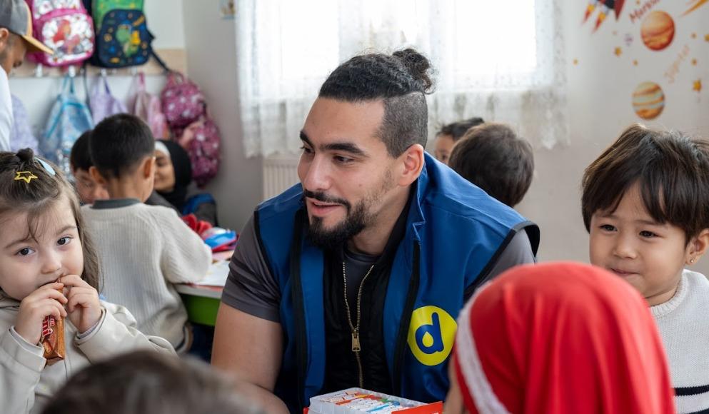 Mohamed with refugee children in Istanbul